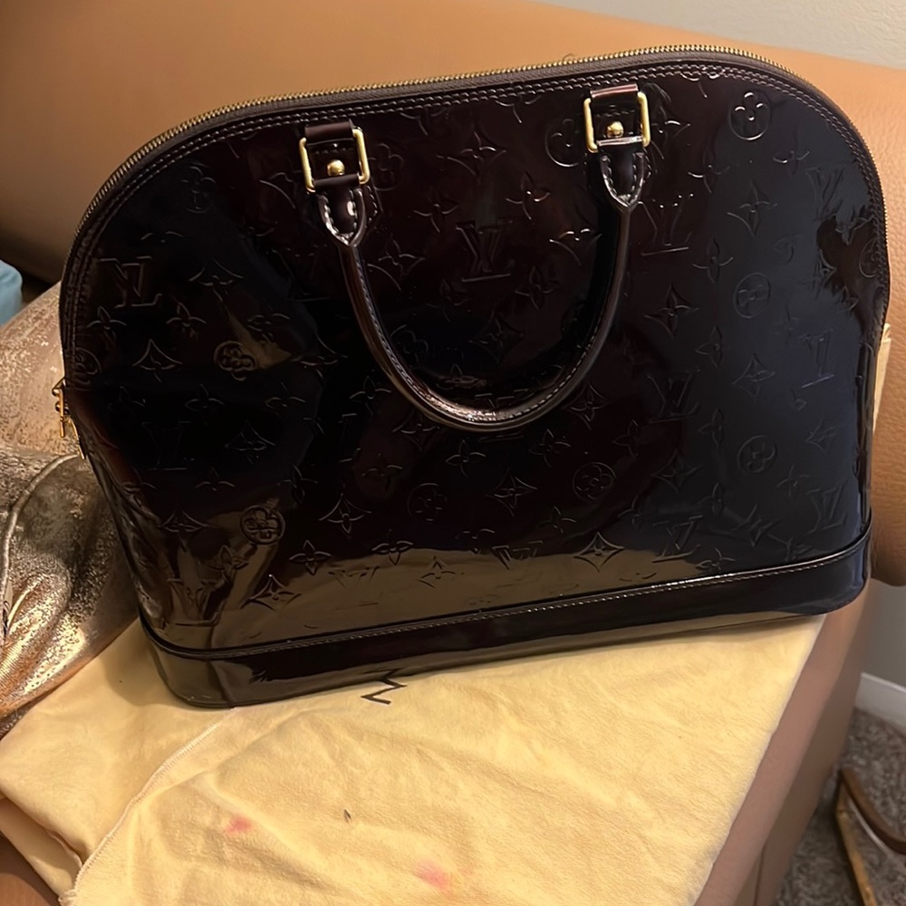 Authentic Patent Leather Alma MM Louis Vuitton handbag! Mint/ good condition!